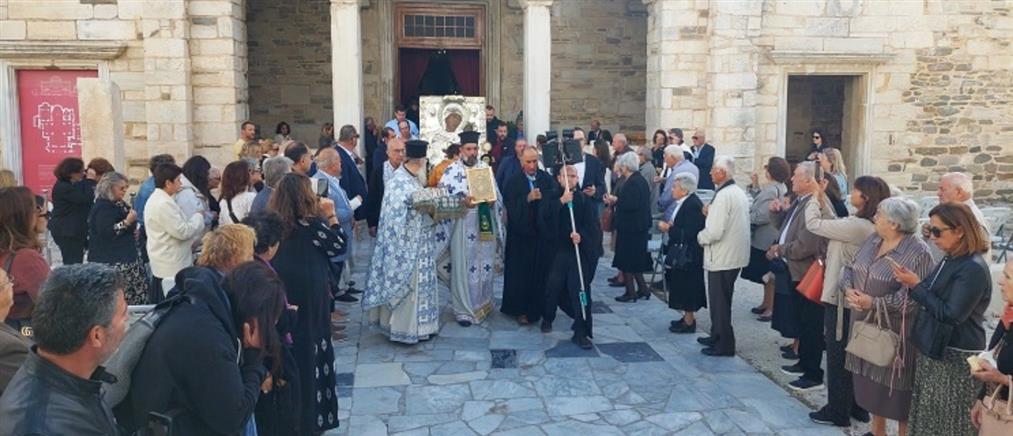 Ανομβρία – Πάρος: Λιτανεία και δέηση για βροχή στην Παναγία Εκατονταπυλιανή (βίντεο)