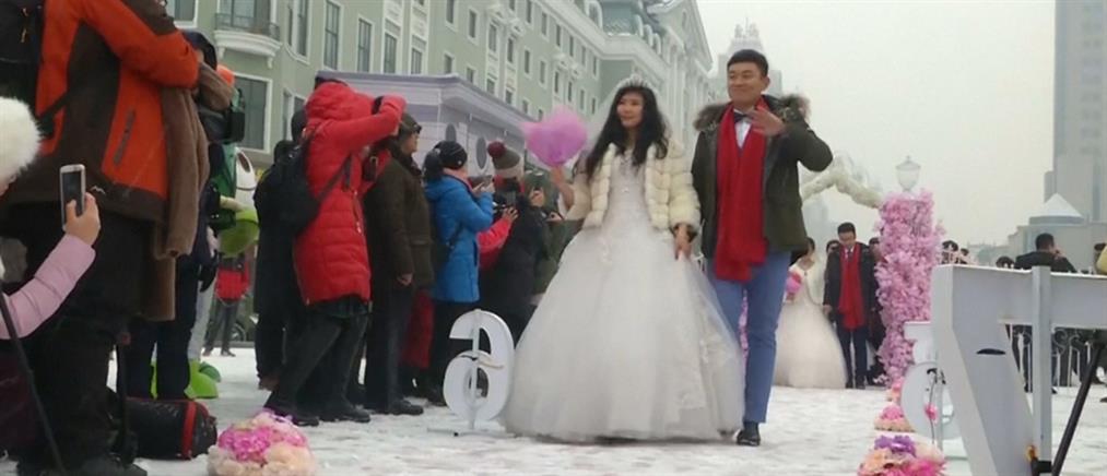 Μαζικός γάμος στην παγωμένη πόλη (βίντεο)