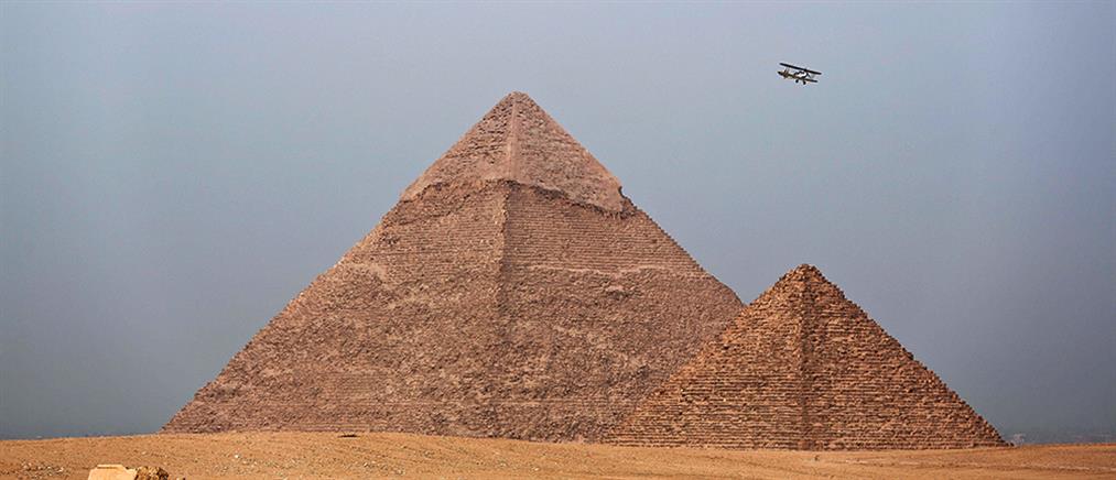 Προσγείωση αεροσκάφους… στις Πυραμίδες της Αιγύπτου (Βίντεο)