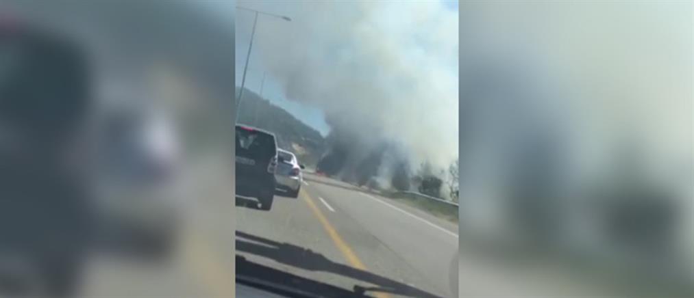 Όχημα πήρε φωτιά στην Εγνατία Οδό (βίντεο)