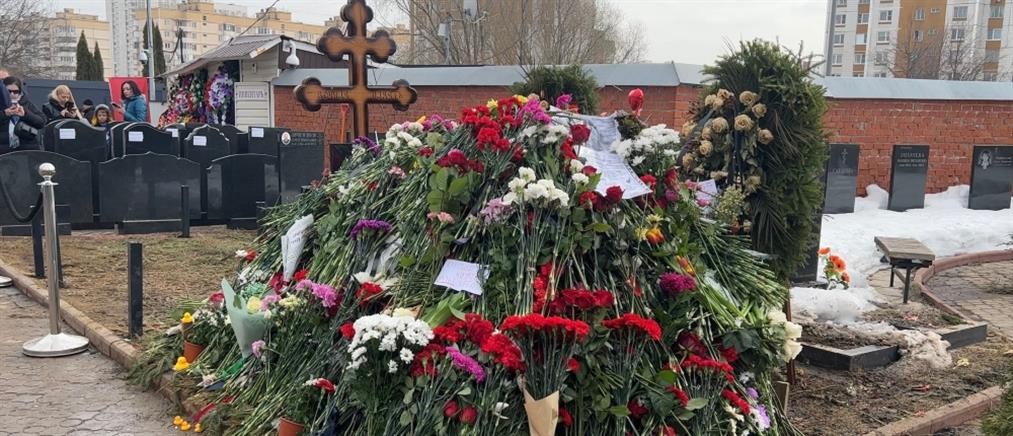 Ρωσία - Εκλογές: Στον τάφο του Ναβάλνι συρρέουν για να “ψηφίσουν” (εικόνες)