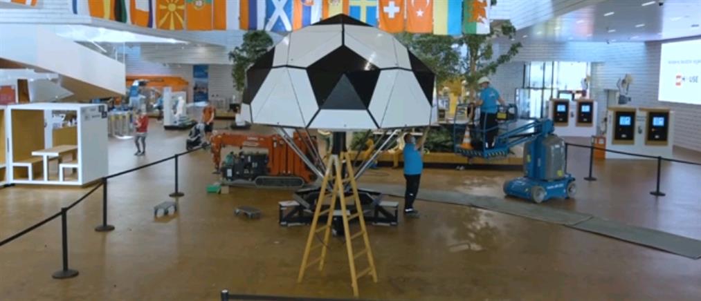 Euro 2020: η μεγαλύτερη μπάλα ποδοσφαίρου φτιαγμένη από “τουβλάκια” (βίντεο)