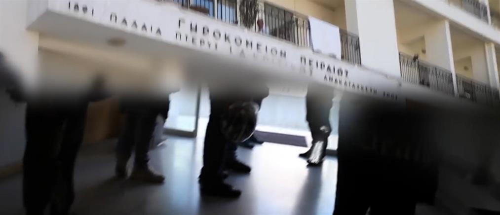 Βίντεο από την κατάληψη του Ρουβίκωνα στο Γηροκομείο Πειραιά