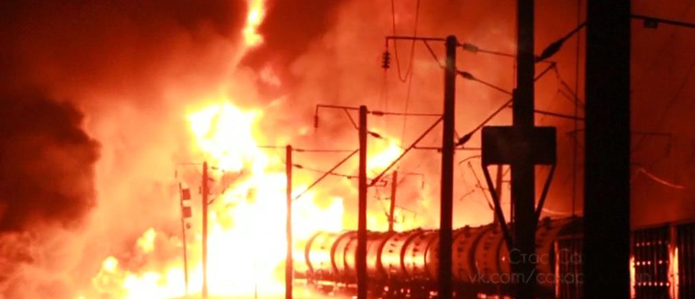 Πυρκαγιά από εκτροχιασμό τρένου στη Ρωσία