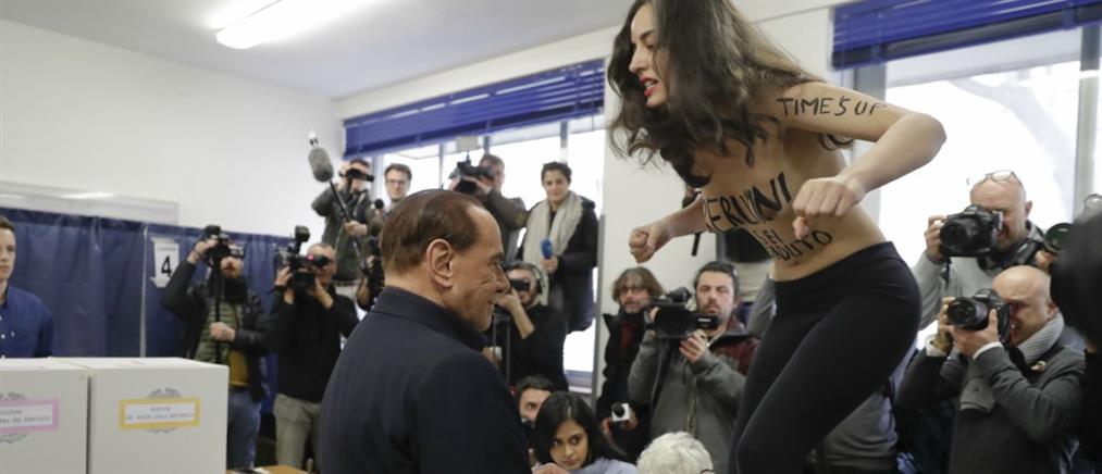 “Παρέα” με τις ...Femen ψήφισε ο Μπερλουσκόνι (βίντεο)