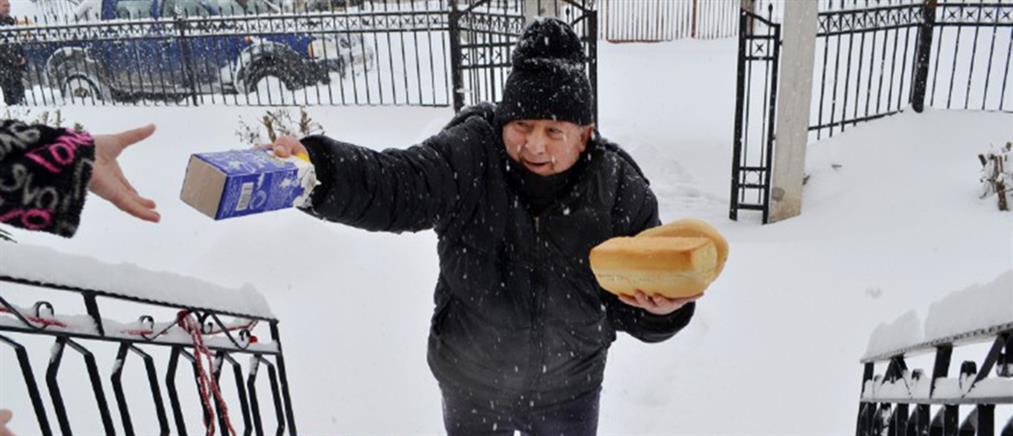 Μοίρασε ψωμί και γάλα στα χιονισμένα Τρίκαλα! (βίντεο)