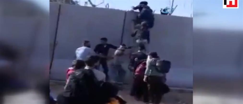 Σύροι σκαρφαλώνουν σε συνοριακό τείχος για να διαφύγουν στην Τουρκία (βίντεο)