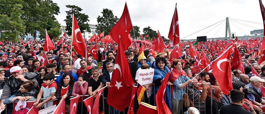 Γερμανία: χιλιάδες διαδηλωτές υπέρ του Ερντογάν στην Κολονία (βίντεο)