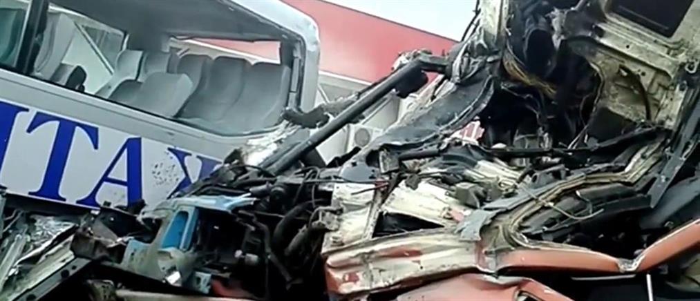 Η τρελή πορεία φορτηγού που έπεσε σε 15 οχήματα (Βίντεο)