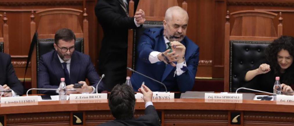 Αλβανία: Βουλευτής έριξε μελάνι στο πρόσωπο του Πρωθυπουργού Ράμα (βίντεο)