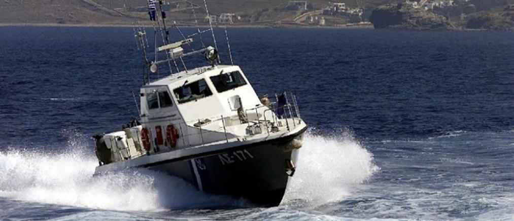 Χάλκη: Φορτηγό πλοίο προσάραξε σε νησίδα