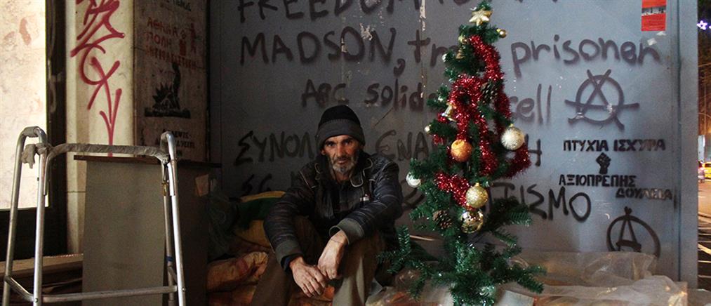 Άστεγος καταγγέλλει δημοτικό υπάλληλο ότι του πέταξε το χριστουγεννιάτικο δέντρο του