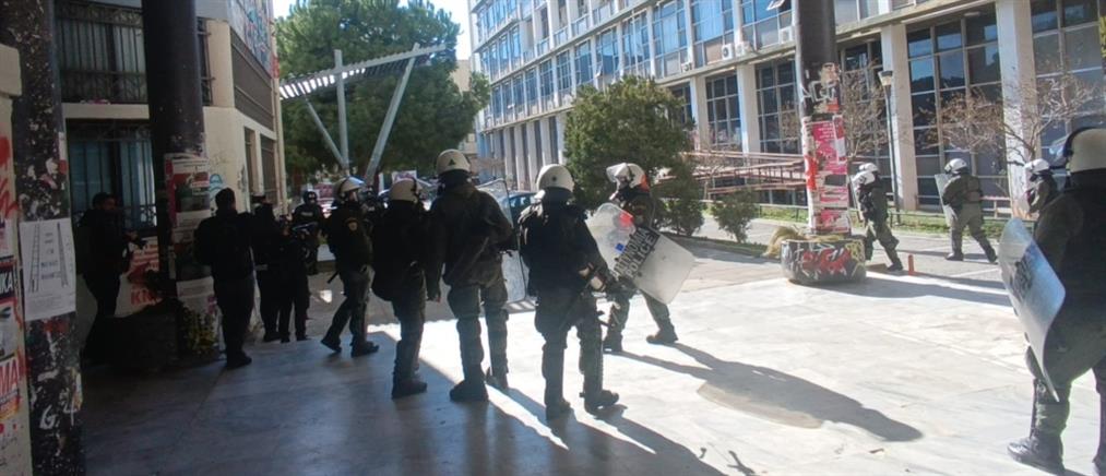 Θεσσαλονίκη - Επεισόδια: Βανδαλισμοί στην ΕΥΑΘ και στο γραφείο της Ράπτη (βίντεο)