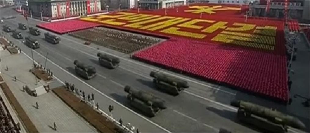 Βόρεια Κορέα: επίδειξη στρατιωτικής ισχύος παραμονές των Χειμερινών Ολυμπιακών Αγώνων (βίντεο)