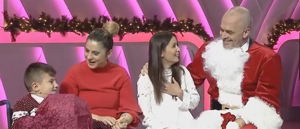 Ο Έντι Ράμα ντυμένος Άγιος Βασίλης σε τηλεοπτική εκπομπή! (βίντεο)