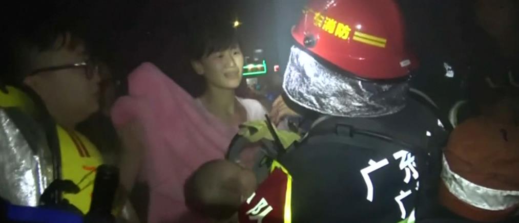 Πυροσβέστης - ήρωας διέσωσε βρέφος διακινδυνεύοντας τη ζωή του (βίντεο)