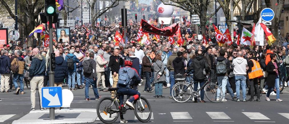 Γαλλία - Συνταξιοδοτικό: Στους δρόμους παραμένουν οι διαδηλωτές (εικόνες)