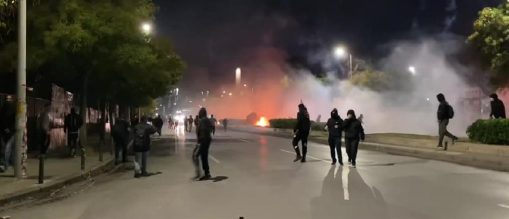 ΑΠΘ: Επεισόδια με επίθεση διαδηλωτών στα ΜΑΤ (βίντεο)