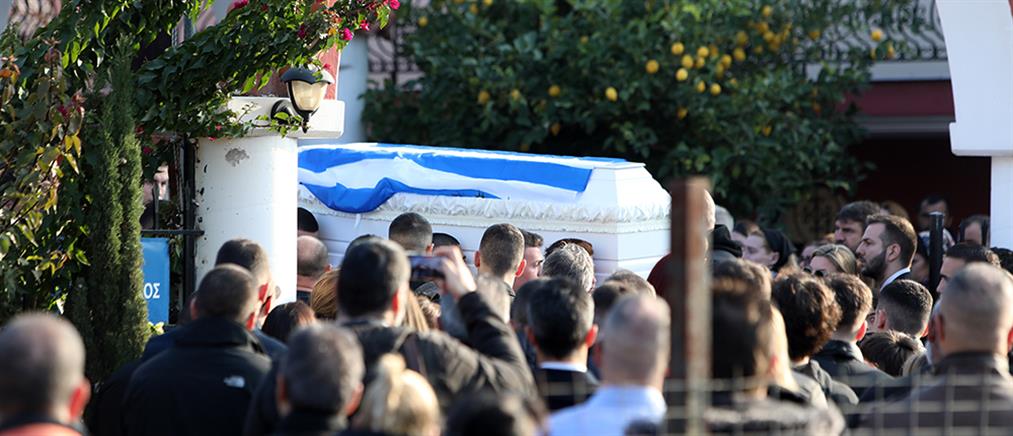Βασίλης Τόπαλος: Θρήνος και λευκά τριαντάφυλλα στην κηδεία του 16χρονου πυγμάχου (εικόνες)