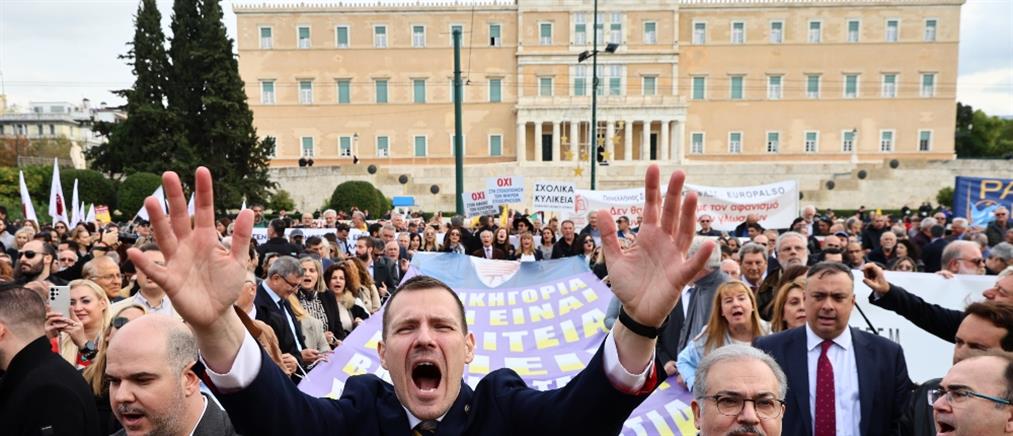 Φορολογικό νομοσχέδιο - Ελεύθεροι επαγγελματίες: κινητοποιήσεις στο κέντρο της Αθήνας (εικόνες)