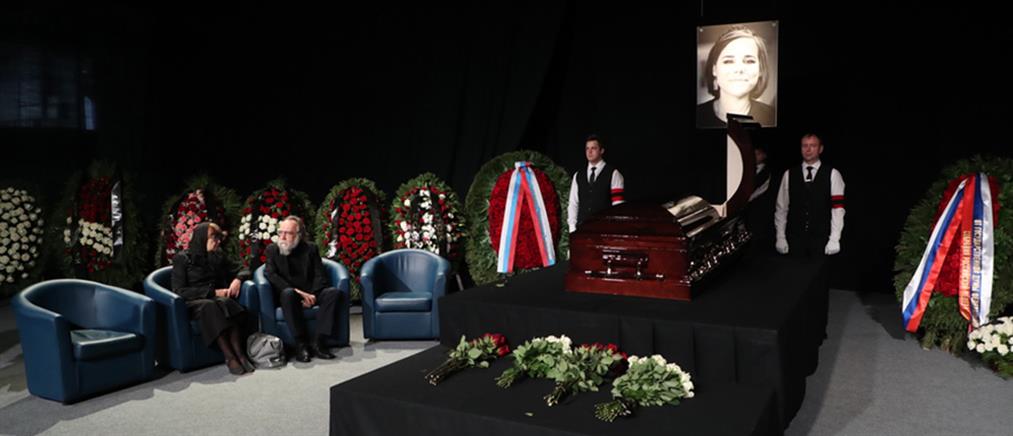 Ρωσία - Ντάρια Ντούγκινα: πλήθος κόσμου στην κηδεία της (εικόνες)