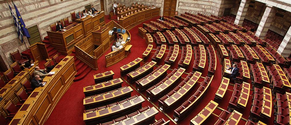 Κενά και σήμερα τα υπουργικά έδρανα στη Βουλή