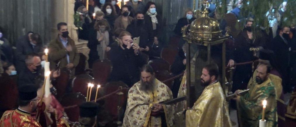 Ζάκυνθος - Άγιος Διονυσίος: Περιφορά του σεπτού Λειψάνου εντός του ναού (βίντεο)