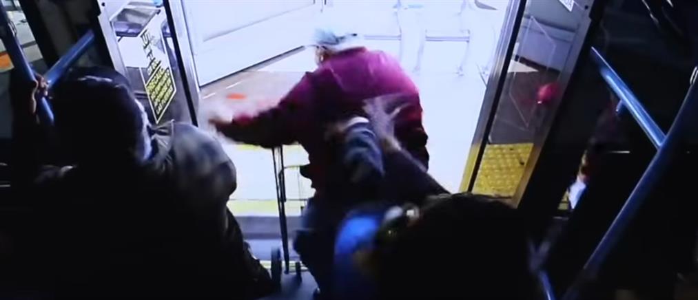 Κτηνωδία: νεαρή σπρώχνει ηλικιωμένο από το λεωφορείο στο θάνατο! (βίντεο)