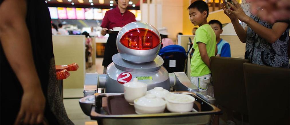 Εστιατόριο με ρομπότ στο σερβίρισμα και στην κουζίνα