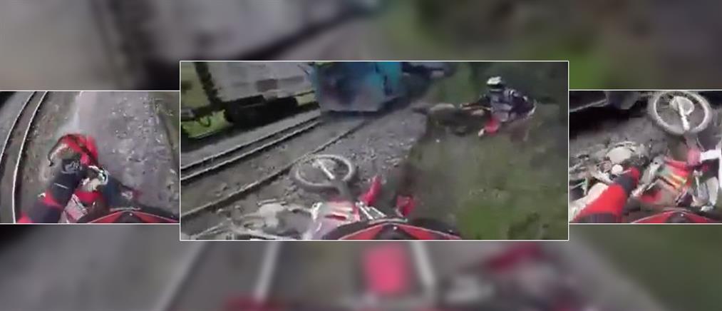 Μοτοσικλετιστές γλίτωσαν στο «τσακ» τη μετωπική με τρένο