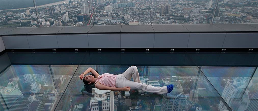 “Κόβει την ανάσα” η θέα από το γυάλινο πάτωμα στην οροφή ουρανοξύστη