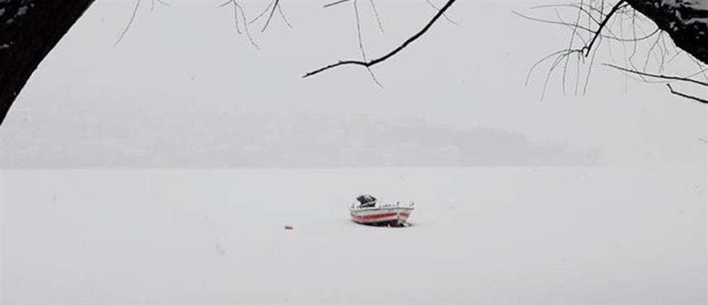 Μαγικές εικόνες: Πάγωσε η λίμνη της Καστοριάς (βίντεο)