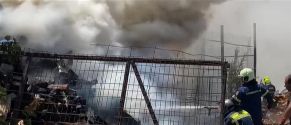 Χαλάνδρι: Φωτιά σε αποθήκη ξυλείας (βίντεο)
