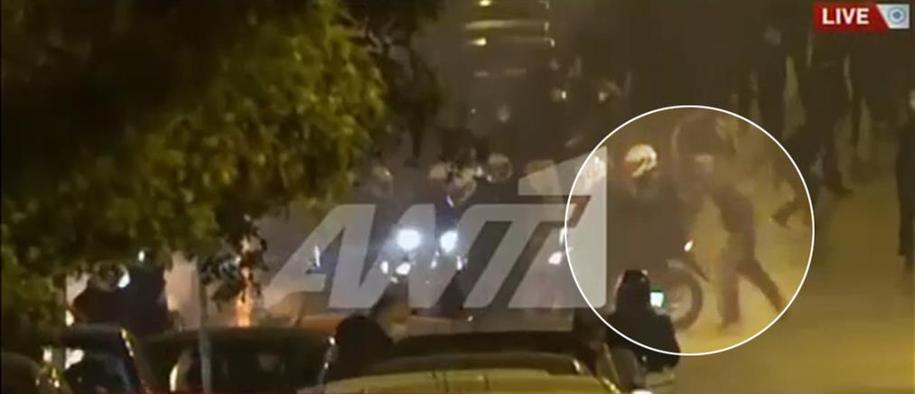 Νέα Σμύρνη: Καρέ-καρέ η επίθεση στον αστυνομικό που τραυματίστηκε (βίντεο)