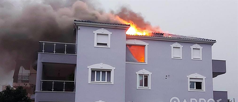 Κακοκαιρία - Καλαμάτα: Φωτιά σε σπίτι που χτύπησε κεραυνός (εικόνες)