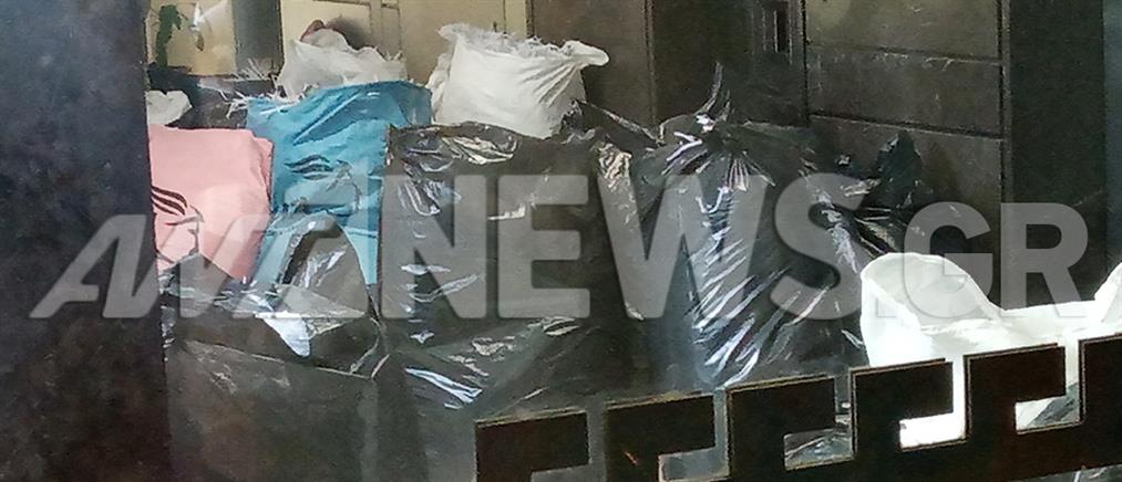 ΥΠΟΙΚ: ξεφορτώνονται δεκάδες σακούλες με κατεστραμμένα έγγραφα (εικόνες)