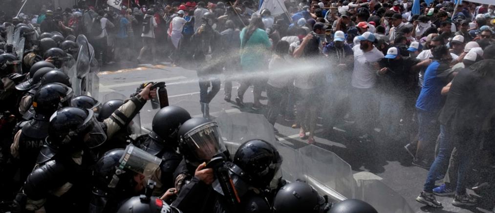 Αργεντινή: Μαζικές διαδηλώσεις με επεισόδια και τραυματίες (εικόνες)