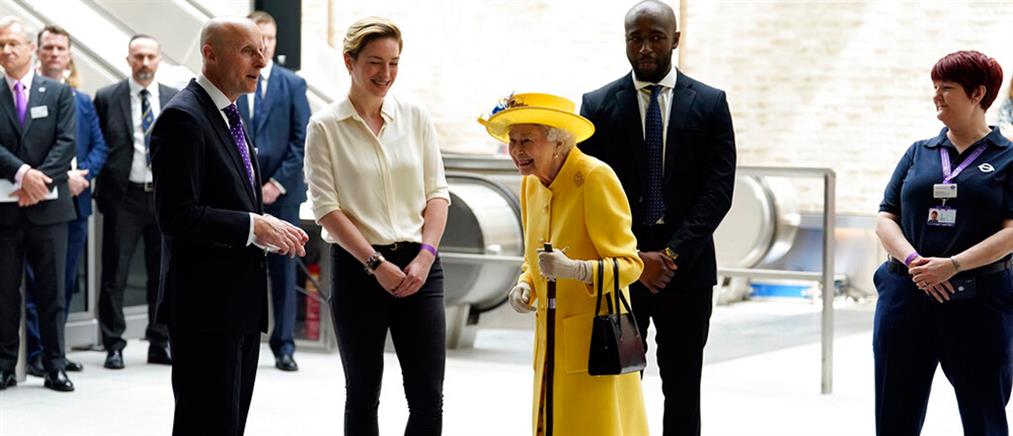 Ελισάβετ: Εμφάνιση έκπληξη της Βασίλισσας στο μετρό με το όνομά της (εικόνες)