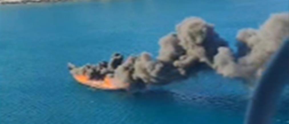 Ρόδος: Στις φλόγες σκάφος με δεκάδες επιβαίνοντες – Βίντεο από αέρος