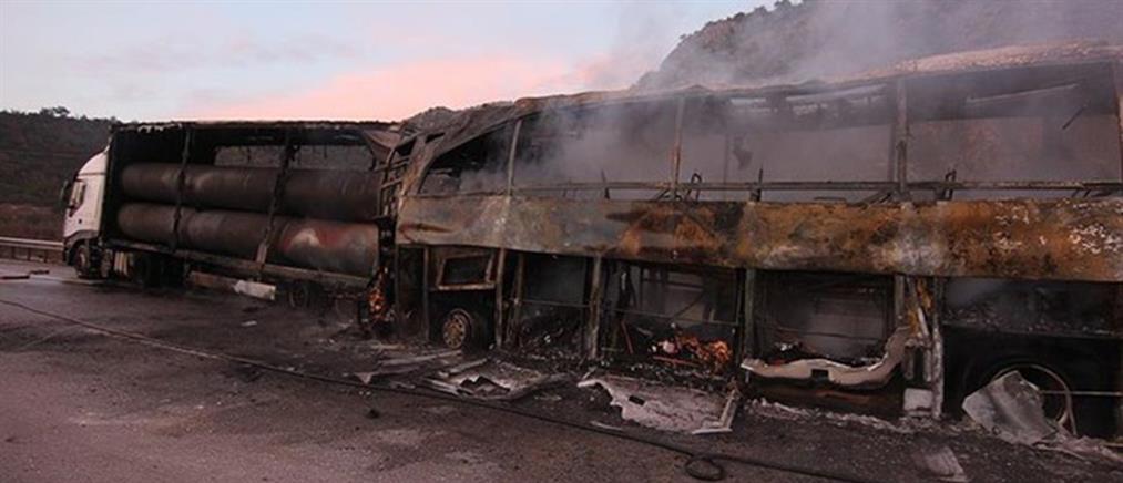 Τραγωδία: φονική σύγκρουση λεωφορείου με φορτηγό (βίντεο)