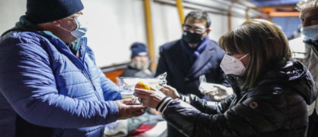 Κατερίνα Σακελλαροπούλου: Μοίρασε φαγητό σε αστέγους στο Λιμάνι του Πειραιά (εικόνες)