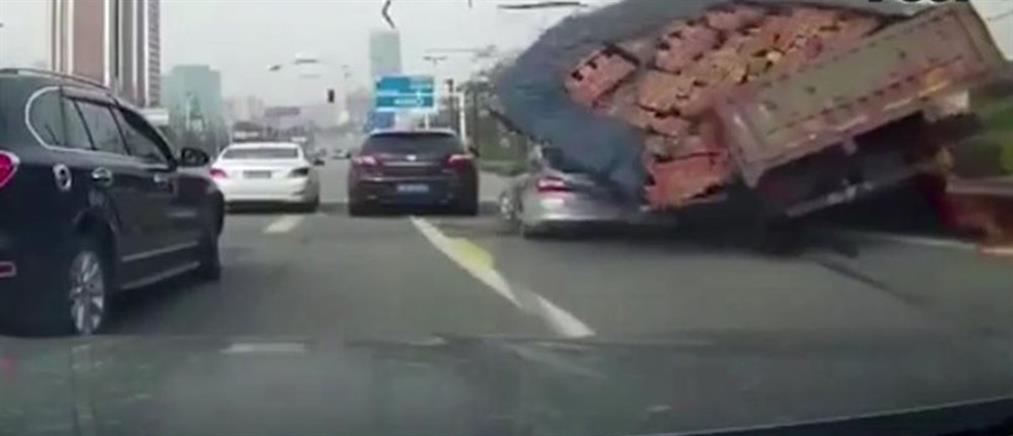 Βίντεο: αυτοκίνητο καταπλακώθηκε από τούβλα!