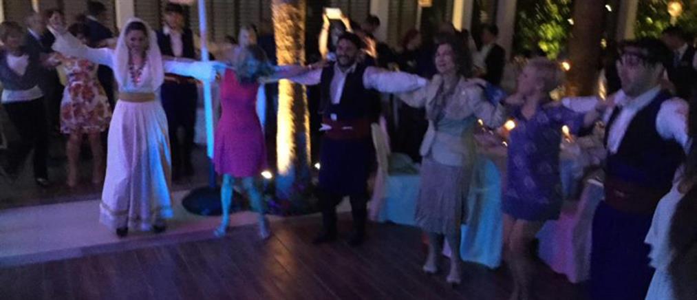 Η βασιλομήτωρ Σοφία της Ισπανίας χόρεψε σε κρητικό γλέντι (βίντεο)