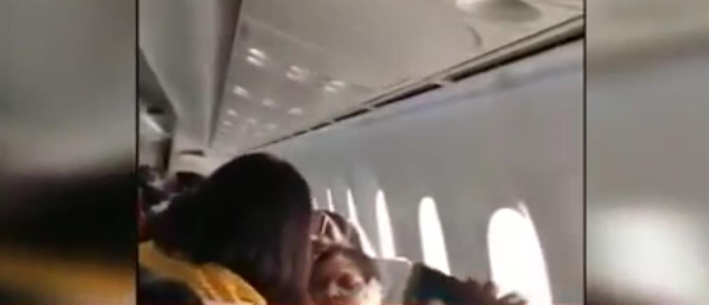 Ξεκόλλησε παράθυρο αεροπλάνου λόγω αναταράξεων! (βίντεο)