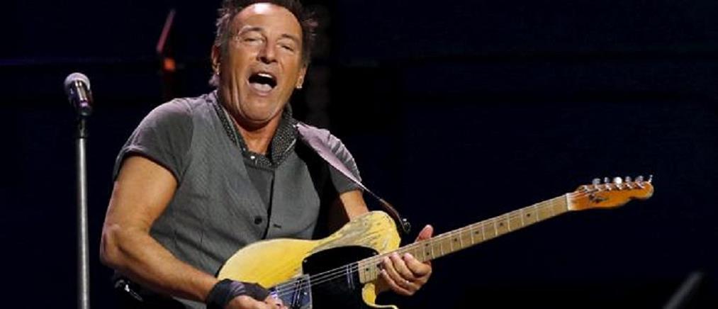 Bruce Springsteen: Ο Τραμπ “ντροπιάζει” τη χώρα του