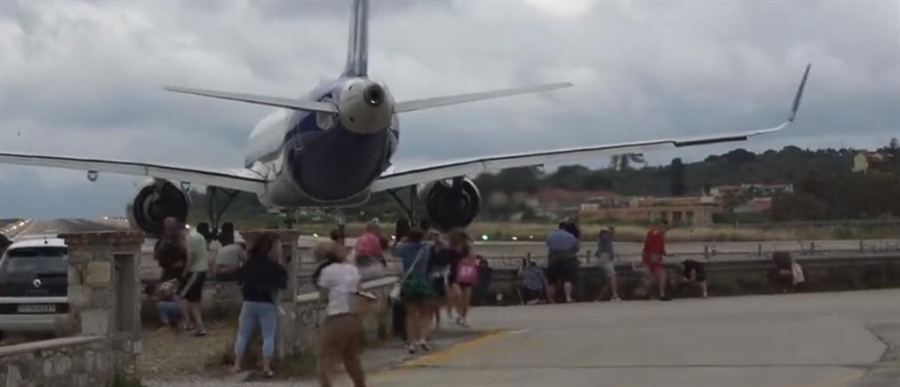 Σκιάθος: Αεροπλάνο απογειώθηκε και “σήκωσε στον αέρα” κόσμο (βίντεο)