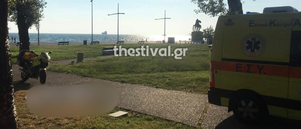 Θεσσαλονίκη: Άστεγος νεκρός για ώρες στα γρασίδια της νέας παραλίας (εικόνες)