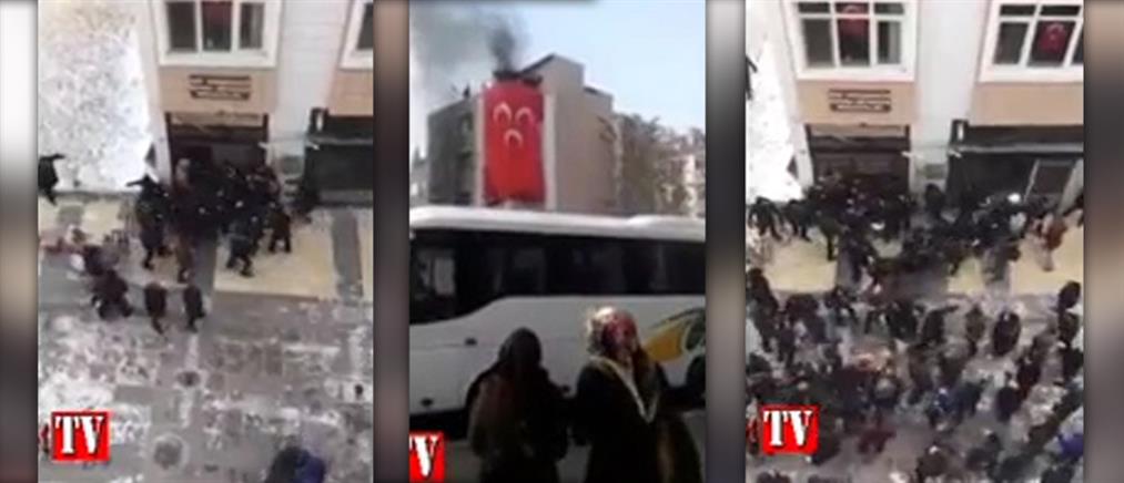 Έφοδος εξοργισμένων στα γραφεία του HDP στην Καισάρεια (βίντεο)