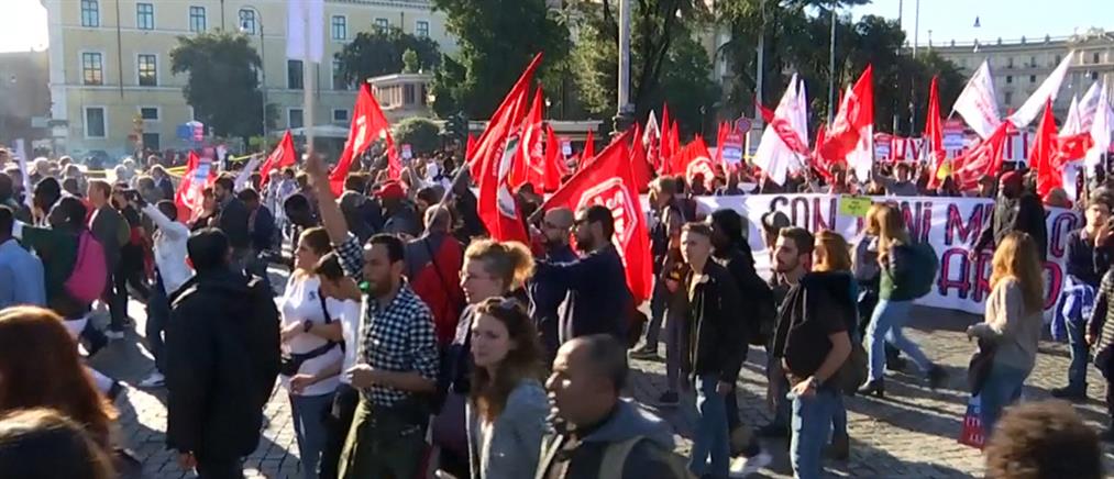 Ιταλία: Ογκώδης πορεία κατά της αντιμεταναστευτικής πολιτικής του Σαλβίνι (βίντεο)