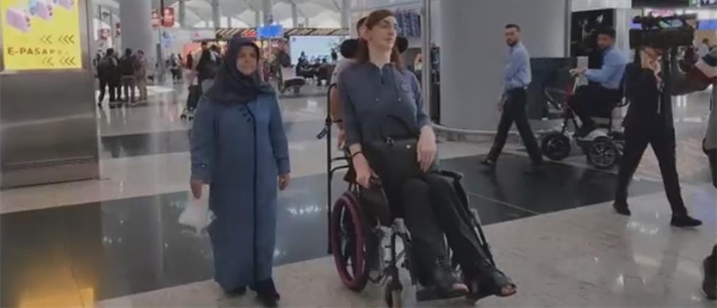 Η ψηλότερη γυναίκα στον κόσμο ταξίδεψε με αεροπλάνο (βίντεο)